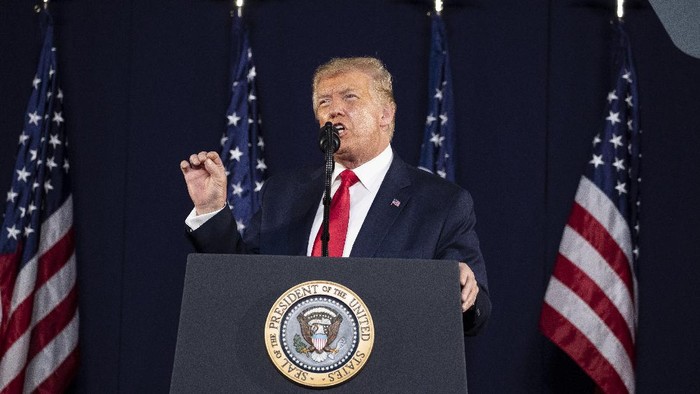 Trump saat berpidato dalam peringatan kemerdekaan AS di Mount Rushmore, South Dakota President Donald Trump speaks at Mount Rushmore National Memorial, Friday, July 3, 2020, near Keystone, S.D. (AP Photo/Alex Brandon)