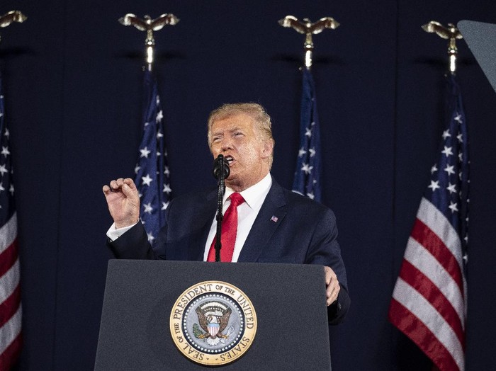 Trump saat berpidato dalam peringatan kemerdekaan AS di Mount Rushmore, South Dakota President Donald Trump speaks at Mount Rushmore National Memorial, Friday, July 3, 2020, near Keystone, S.D. (AP Photo/Alex Brandon)