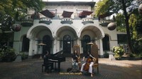 Tak sendirian, Veronica Tan mengajak putrinya Nathania Purnama yang bermain alat musik biola. Keduanya berkolaborasi dalam Soundkestra. Foto: veronicatan_official/ istimewa