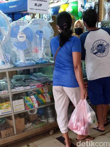 Warga di Pasar Kebayoran Lama masih memakai kantong plastik (Kadek Melda/detikcom)