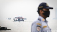 Kapal penumpang berangkat menuju tempat wisata Kepulauan Seribu di Pelabuhan Kali Adem, Muara Angke, Jakarta, Sabtu (4/7/2020).