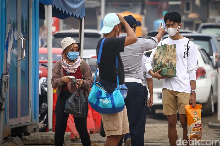 Di masa PSBB Transisi, wisata Kepulauan Seribu masih jadi primadona. Walaupun pengunjung dibatasi 50 persen, penumpukkan terlihat di Pelabuhan Kali Adem.