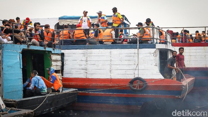 Di masa PSBB Transisi, wisata Kepulauan Seribu masih jadi primadona. Walaupun pengunjung dibatasi 50 persen, penumpukkan terlihat di Pelabuhan Kali Adem.