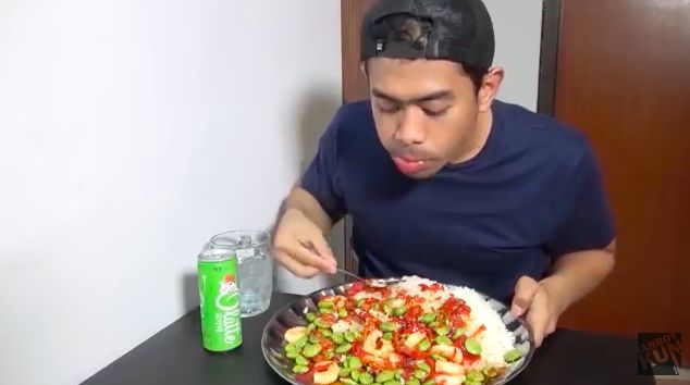 YouTuber mukbang petai