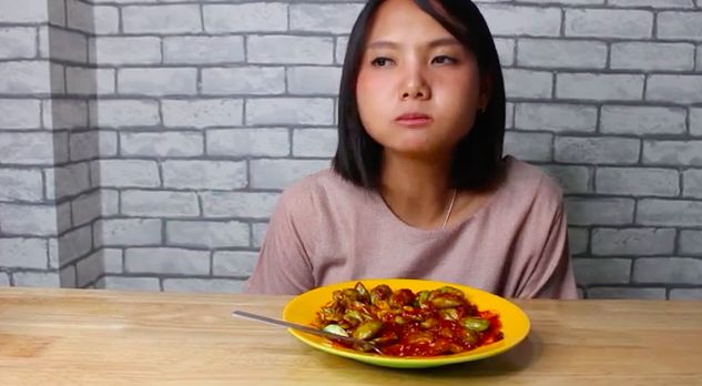 YouTuber mukbang petai