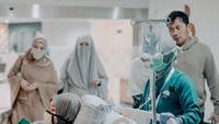 Perjuangan lahiran anak kelima Zaskia Adya Mecca dan Hanung Bramantyo sangat terasa. Anak keduanya mengalami sesak napas saat dilahirkan. Foto: @bukaan.moment/ instagram