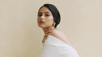 Adik Maudy Ayunda itu juga terjun ke dunia akting dengan berperan sebagai Nyai Ontosoroh muda dalam film Bumi Manusia.  Foto: akhairunnisa/ instagram