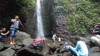 Sesampainya di sana, wisatawan dimanjakan dengan keindahan air terjun. Air terjun Kedung Gender memiliki ketinggian 20 meter. (Dian Utoro Aji/detikcom)