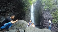 Ketua Pokdarwis setempat menjelaskan, pihaknya menyediakan paket wisata. Paket wisata itu terdiri dari objek wisata air terjun, kemudian menuju kampung lebah, dan melihat UMKM di Dukuhwaringin. Harganya cuma Rp 30 ribu. (Dian Utoro Aji/detikcom)