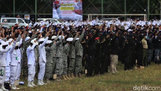 Persaudaraan Alumni (PA) 212 bersama sejumlah ormas gelar apel bertajuk 'Apel Siaga Ganyang Komunis'. Acara itu digelar di Lapangan Ahmad Yani, Jakarta.