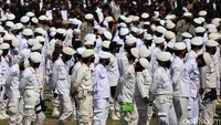 Sebelum masuk ke lapangan, panitia meminta massa untuk cuci tangan atau menggunakan masker.
