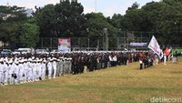 Dalam apel tersebut, para ormas juga membawa bendera organisasinya masing-masing.