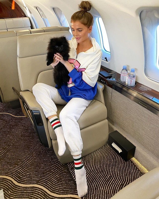 Selebgram Rusia lain yang akhirnya bisa menikmati kebebasan adalah Alena Mills. Wanita Moscow tersebut baru-baru ini mengunggah foto yang menunjukkan dirinya tengah duduk di kursi pesawat pribadi. Alena pun menulis, Ketika dunia kembali hidup.Foto: Instagram @ _alenamills_