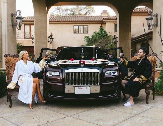 Sedangkan di Amerika Serikat, pebisnis Alex Bostanian dari Los Angeles tampaknya mencoba tetap menerapkan social distancing saat kencan dengan pacar. Mereka menikmati sajian wine di tengah mobil Rolls-Royce sebagai meja. Foto: Instagram @alexander_dgr8