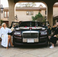 Sedangkan di Amerika Serikat, pebisnis Alex Bostanian dari Los Angeles tampaknya mencoba tetap menerapkan social distancing saat kencan dengan pacar. Mereka menikmati sajian wine di tengah mobil Rolls-Royce sebagai meja. Foto: Instagram @alexander_dgr8