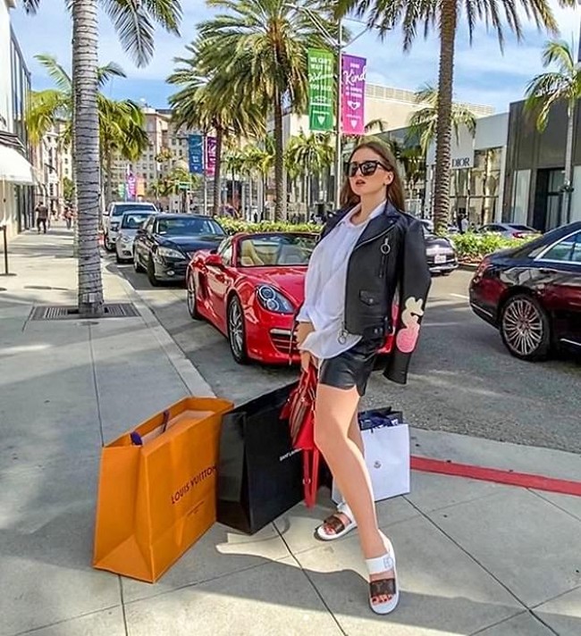 Foto: Anna dari Rusia sengaja terbang ke Beverly Hills untuk menginap di Hotel Four Season dan belanja di sejumlah toko-toko branded. Instagram