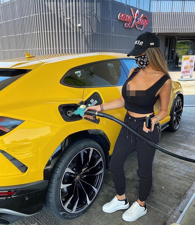 Seperti Dimavika, Lucia Bartoli dari Italia juga memilih untuk berjalan-jalan dengan mobil mewahnya dalam rangka merayakan kebebasan. Ia pun tampak sedang mengisi bensin mobil Lamborghini mahal untuk persiapan pergi ke Lugano, Swiss. Foto: Instagram @@xluciabartoli