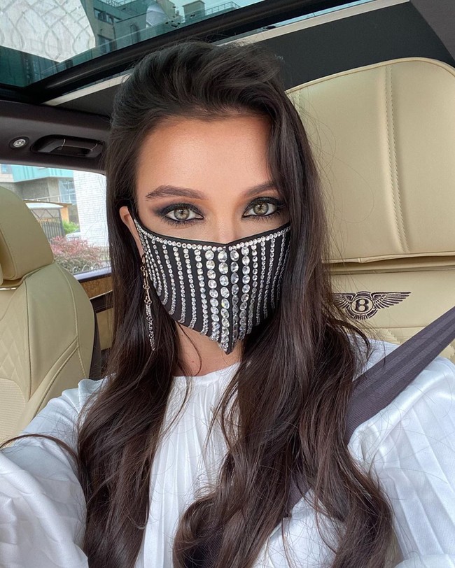 Dimavika adalah seorang selebgram kelahiran Rusia yang juga dikenal sebagai desainer. Setelah lockdown diangkat, wanita cantik itu bepergian dengan mobil Bentley menggunakan masker custom bertabur berlian. Foto: Instagram @dimavika