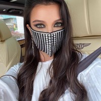 Dimavika adalah seorang selebgram kelahiran Rusia yang juga dikenal sebagai desainer. Setelah lockdown diangkat, wanita cantik itu bepergian dengan mobil Bentley menggunakan masker custom bertabur berlian. Foto: Instagram @dimavika