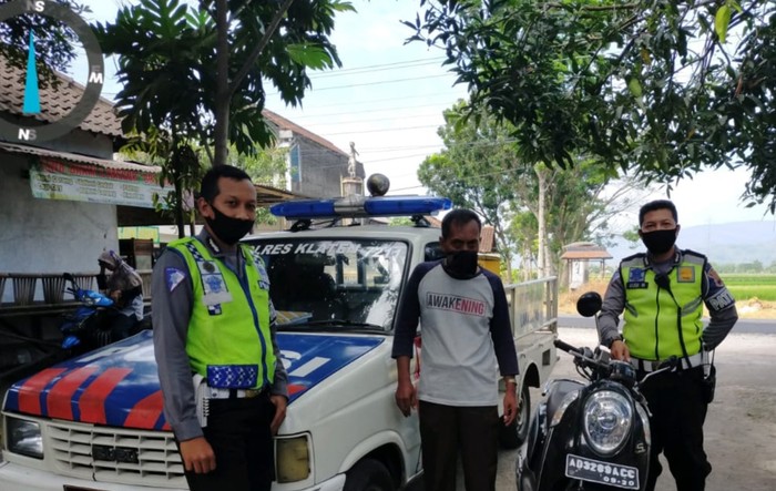 Anggota Sat Lantas menemui pemotor yang memegang gas dengan tangan kiri, Sabtu (4/7).