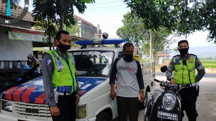 Viral Pemotor Santuy Ngegas Pakai Tangan Kiri, Ternyata Ini Alasannya Viral Pemotor Santuy Ngegas Pakai Tangan Kiri, Ternyata Ini Alasannya