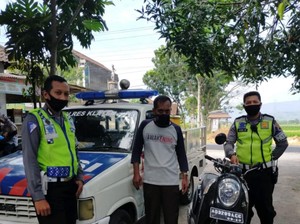 Viral Pemotor Santuy Ngegas Pakai Tangan Kiri, Ternyata Ini Alasannya