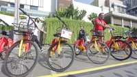 Warga mencoba Layanan sepeda Gowes (Bike Sharing) di titik parkir sepeda Gowes, Bundaran HI, Jakarta, Minggu, (5/7/2020).