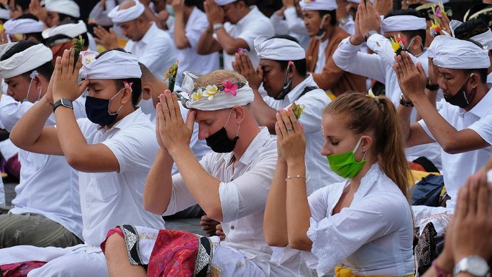 Sejumlah warga mengikuti upacara Pamahayu Jagat di Pura Besakih, Bali. Upacara itu digelar untuk menyambut tahapan pertama new normal di Bali.