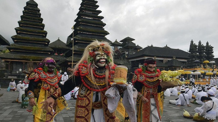 Sejumlah warga mengikuti upacara Pamahayu Jagat di Pura Besakih, Bali. Upacara itu digelar untuk menyambut tahapan pertama new normal di Bali.