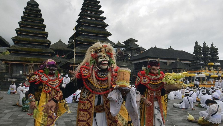 Bali Bersiap Sambut New Normal Lewat Upacara Pamahayu Jagat Sejumlah warga mengikuti upacara Pamahayu Jagat di Pura Besakih, Bali. Upacara itu digelar untuk menyambut tahapan pertama new normal di Bali.