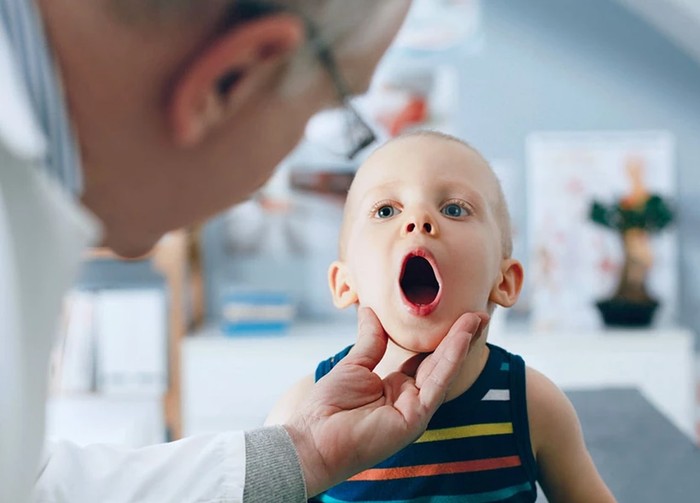bayi makan benda asing