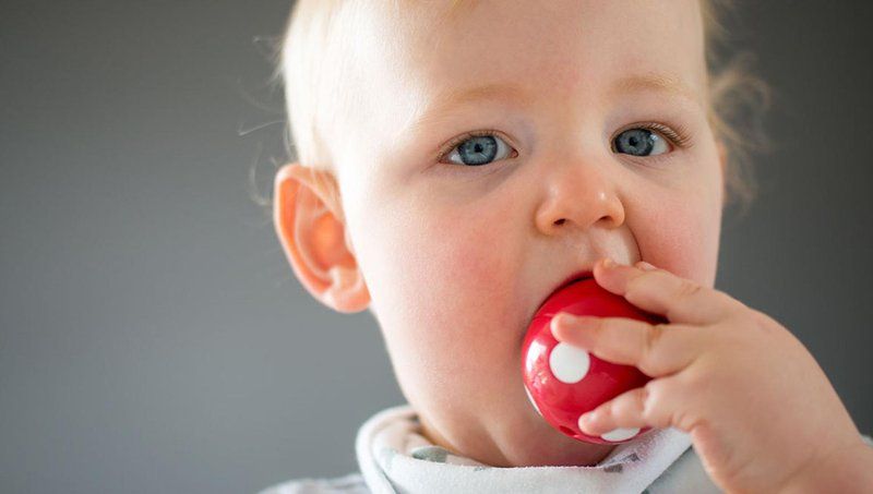 bayi makan benda asing