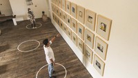 Gelerikertas membuka kembali pameran seni rupa dengan menerpakan protokol kesehatan seperti berjaga jarak fisik (Physical Distancing), membatasi jumlah pengunjung, dan menggunakan masker guna mencegah penyebaran COVID-19. Antara Foto/Asprilla Dwi Adha.