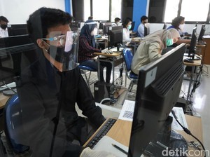 Cerita Peserta UTBK Bermasker-Sarung Tangan Saat Tes: Tertib Meski Kepanasan