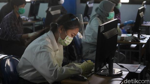 Ujian Tulis Berbasis Komputer (UTBK) digelar di Universitas Negeri Jakarta. Ujian masuk universitas itu digelar dengan terapkan protokol kesehatan.