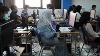Di UNJ, semua peserta UTBK mengenakan masker dan sarung tangan. Meski lain daripada UTBK tahun-tahun sebelumnya, mereka tetap sama-sama serius. (Agung Pambudhy/detikcom)