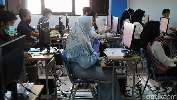 Ujian Tulis Berbasis Komputer (UTBK) digelar di Universitas Negeri Jakarta. Ujian masuk universitas itu digelar dengan terapkan protokol kesehatan.