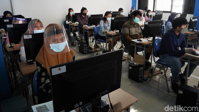 Begini Penerapan Protokol Kesehatan Saat UTBK di UNJ Ujian Tulis Berbasis Komputer (UTBK) digelar di Universitas Negeri Jakarta. Ujian masuk universitas itu digelar dengan terapkan protokol kesehatan.