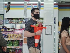 Pakai Bakul dan Koper, Bule Jerman Ini Gencar Promosi Anti Plastik
