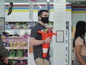 Pakai Bakul dan Koper, Bule Jerman Ini Gencar Promosi Anti Plastik