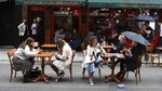 Cerianya Warga Inggris Bisa Nongkrong Lagi di Pub dan Kafe