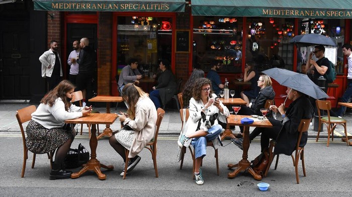 Pub hingga restoran di Inggris kembali dibuka usai pemerintah longgarkan lockdown. Warga pun antusias menikmati hiburan di akhir pekan.
