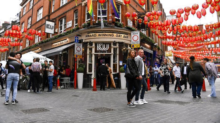 Pub hingga restoran di Inggris kembali dibuka usai pemerintah longgarkan lockdown. Warga pun antusias menikmati hiburan di akhir pekan.