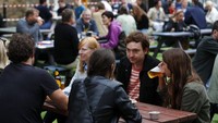Walaupun pub sudah dibuka namun jumlah pengunjung akan dibatasi, selain itu tidak ada live music dan pengunjung yang berdiri. AP Photo/Frank Augstein.