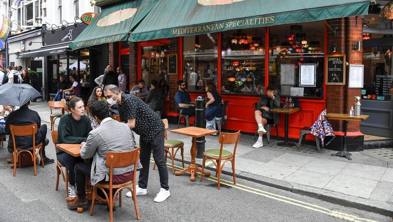 Cerianya Warga Inggris Bisa Nongkrong Lagi di Pub dan Kafe Pub hingga restoran di Inggris kembali dibuka usai pemerintah longgarkan lockdown. Warga pun antusias menikmati hiburan di akhir pekan.