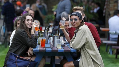 Cerianya Warga Inggris Bisa Nongkrong Lagi di Pub dan Kafe