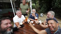 Sejumlah warga tampak semringah saat menikmati minuman di salah satu pub yang berada di kawasan London, Inggris, Sabtu (4/7/2020). AP Photo/Frank Augstein.