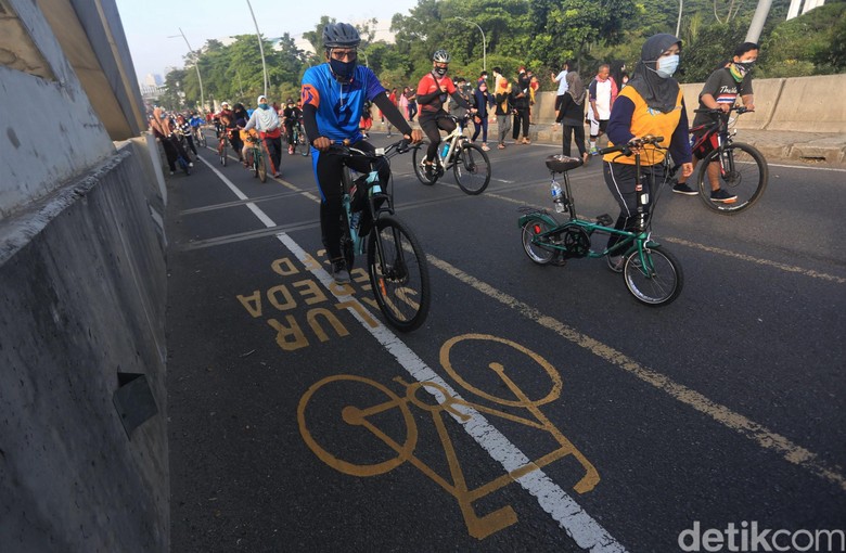 CFD Digelar Lagi, Pesepeda Ramai-ramai Gowes di Bekasi Hari bebas kendaraan bermotor kembali digelar di Kota Bekasi. Warga pun antusias bersepeda di CFD yang sebelumnya dihentikan sementara guna cegah COVID-19.