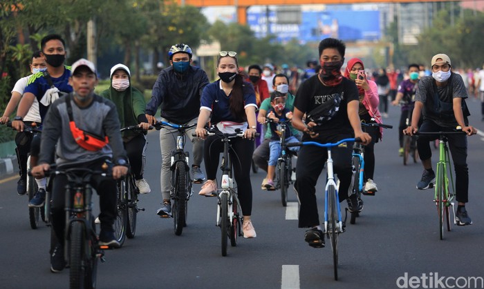 Hari bebas kendaraan bermotor kembali digelar di Kota Bekasi. Warga pun antusias bersepeda di CFD yang sebelumnya dihentikan sementara guna cegah COVID-19.