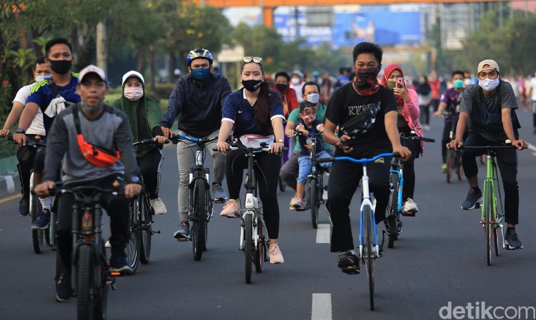 CFD Digelar Lagi, Pesepeda Ramai-ramai Gowes di Bekasi Hari bebas kendaraan bermotor kembali digelar di Kota Bekasi. Warga pun antusias bersepeda di CFD yang sebelumnya dihentikan sementara guna cegah COVID-19.
